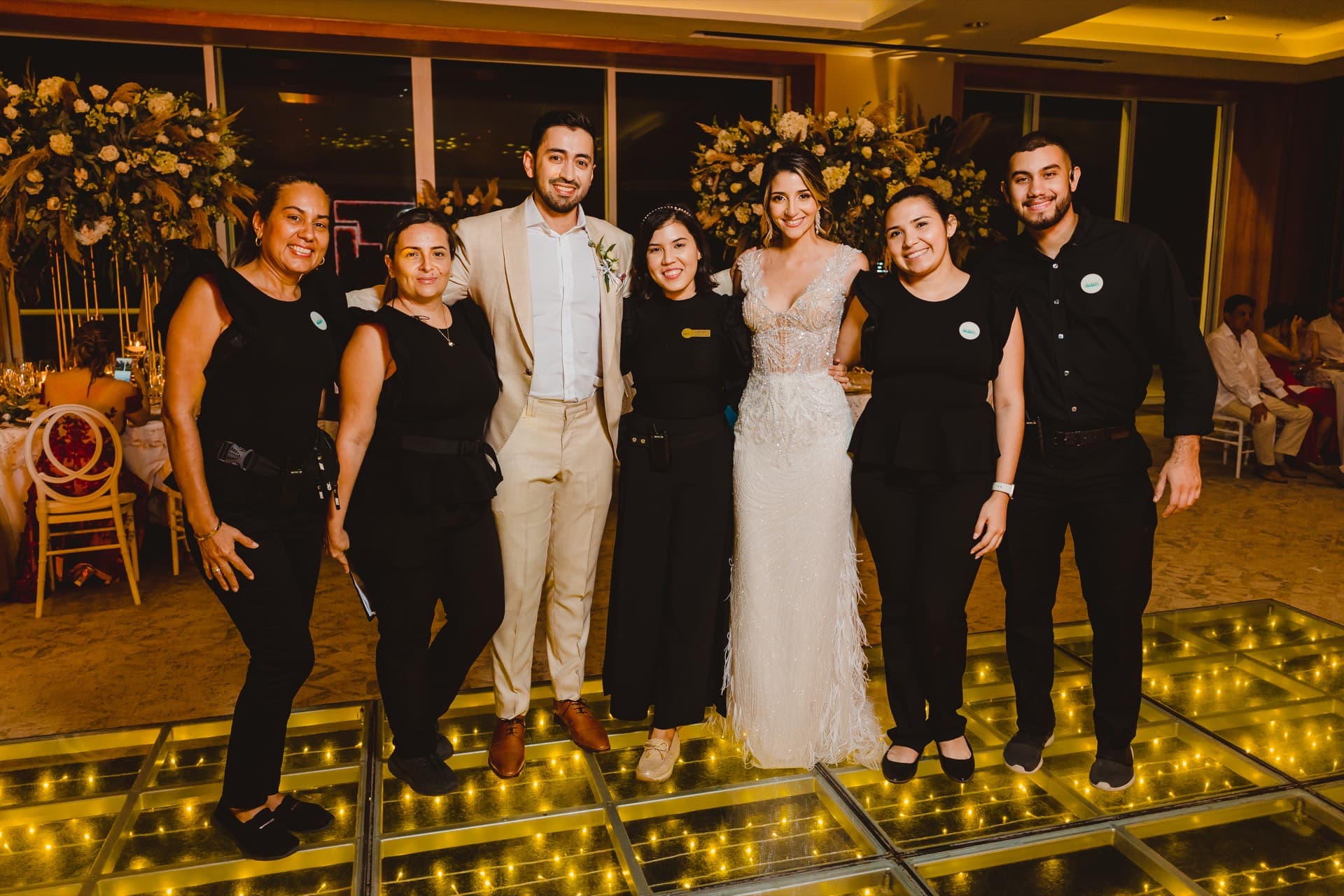 Equipo de wedding planner junto a los novios en la pista