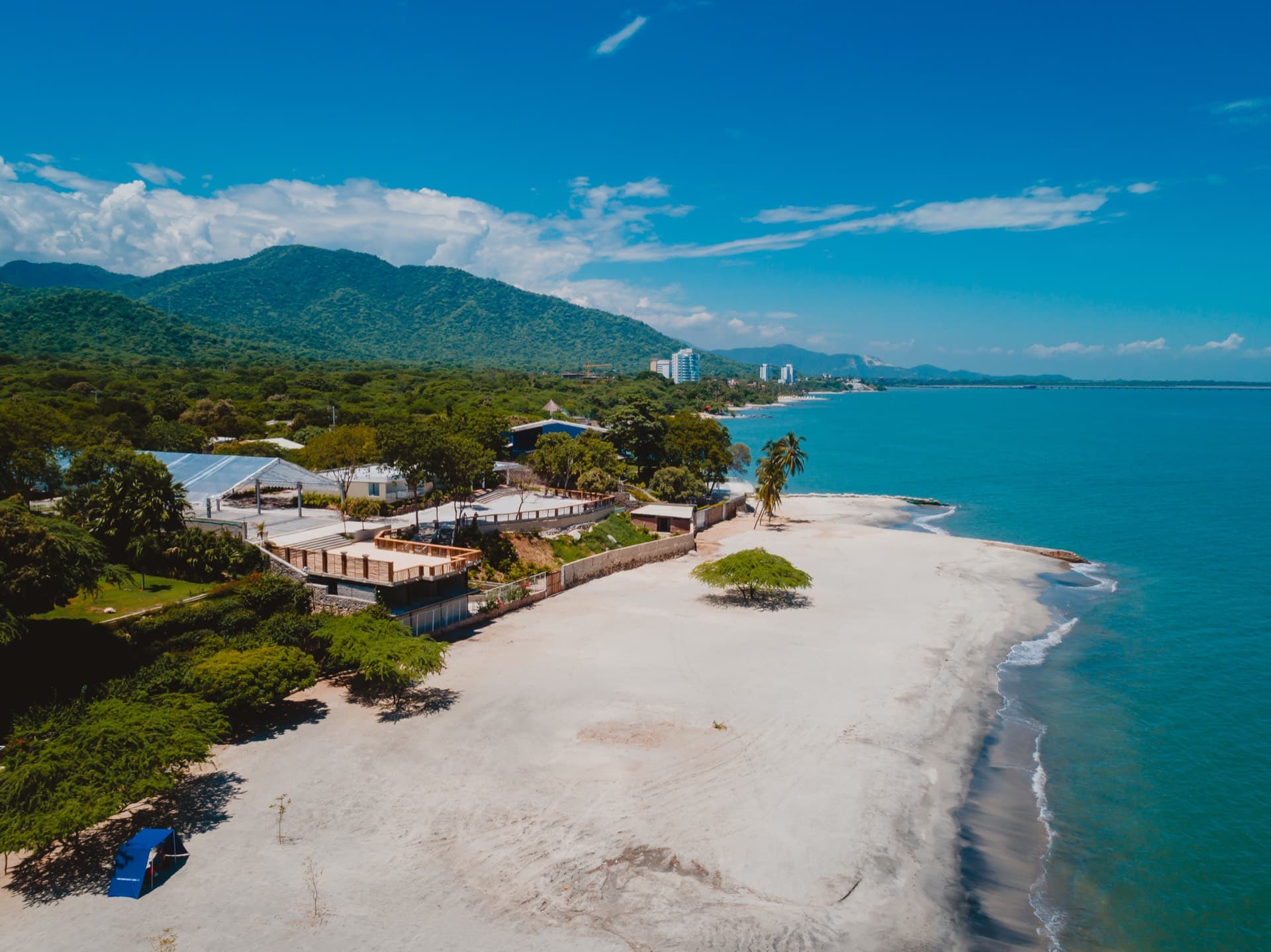 Playa y costa de Santa Marta vista desde el aire